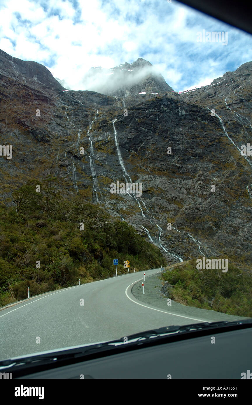 La guida su Milford Road nel Milford Sound, Parco Nazionale di Fiordland, Nuova Zelanda Foto Stock