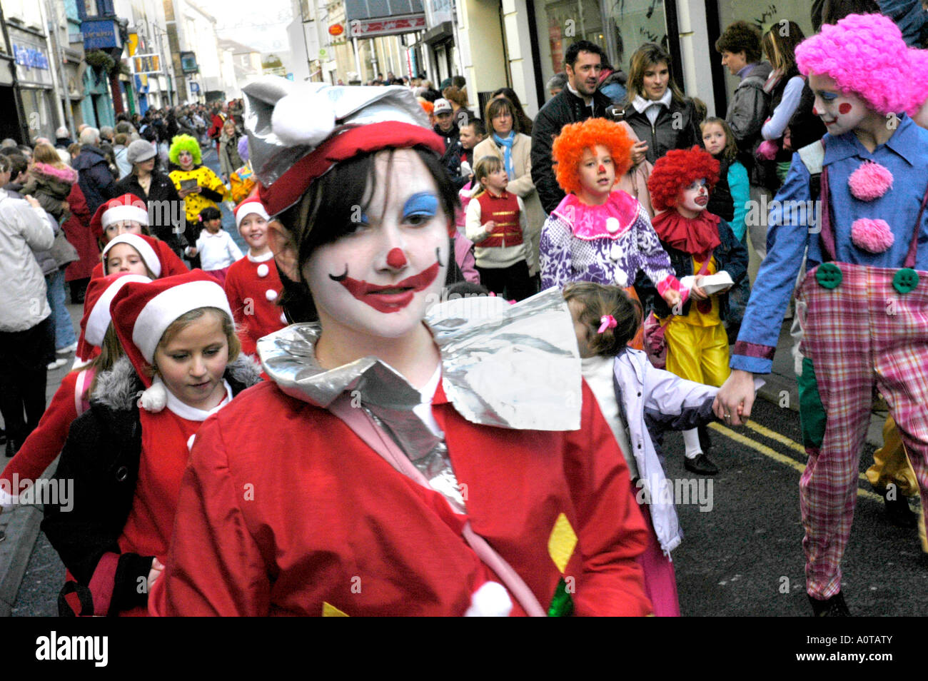 I bambini nella festa di Natale processione Carmarthenshire Carmarthen Dyfed Galles occidentale Foto Stock