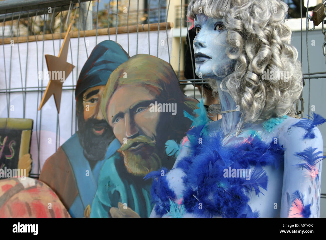 Manichino e dipinto murale in un mercato delle pulci parigi Foto Stock