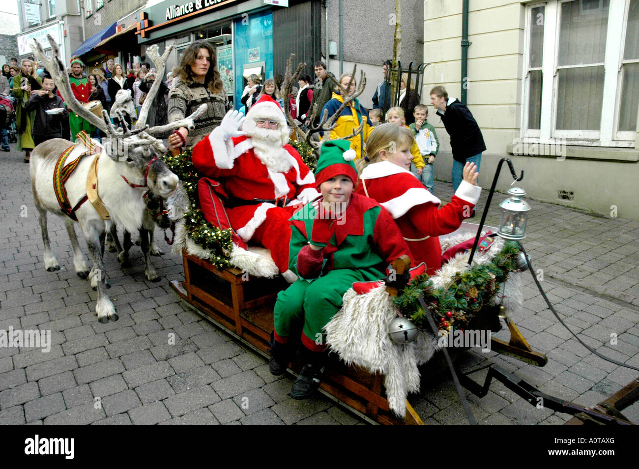 Le renne nella festa di Natale processione Carmarthenshire Carmarthen Dyfed Galles occidentale Foto Stock