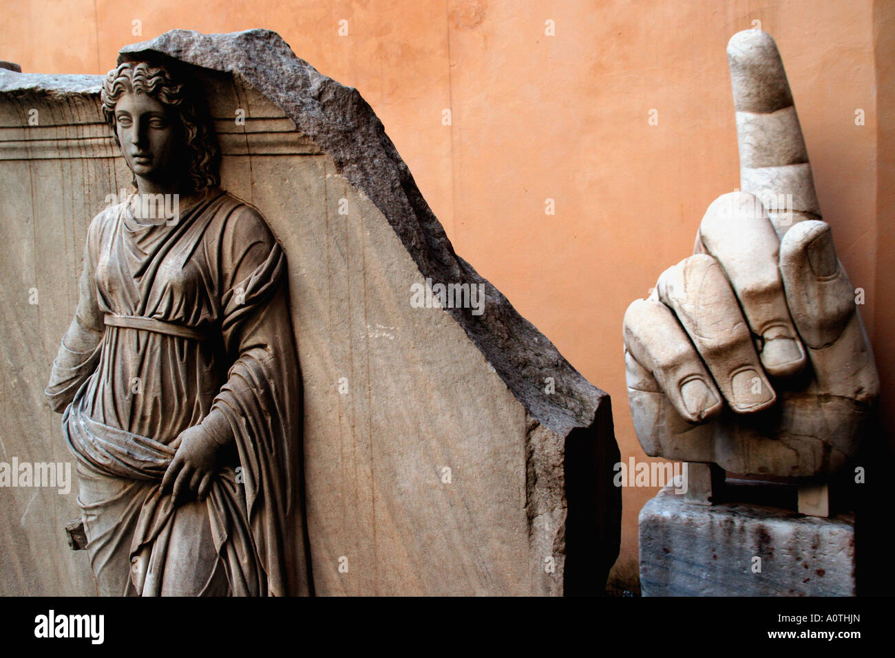 Una scultura in rilievo dal Tempio di Adriano nel Palazzo dei Conservatori. Parte dei Musei Capitolini Roma Italia Foto Stock