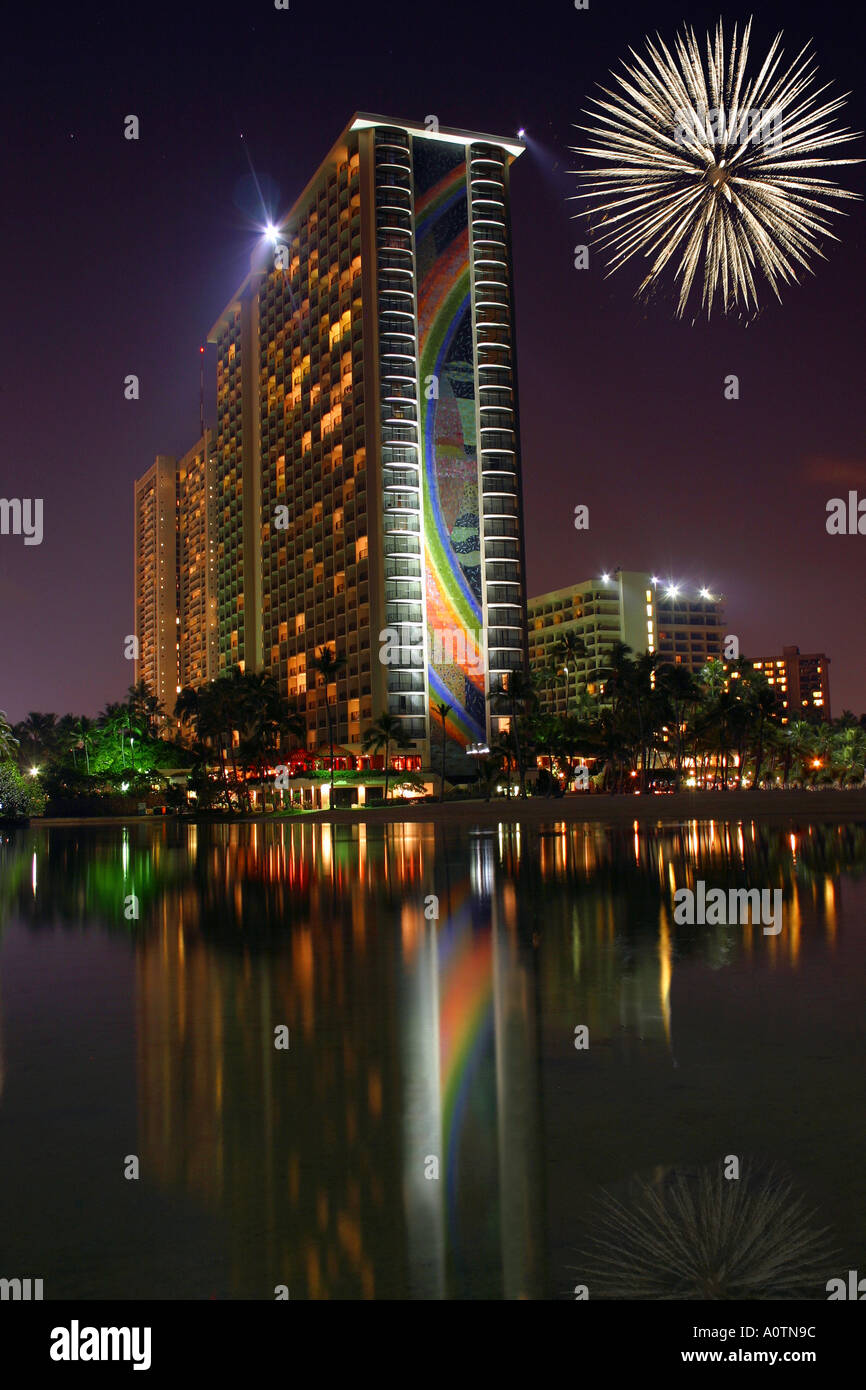 L'Hilton Hawaiian Village con fuochi d'artificio e laguna riflettente Foto Stock