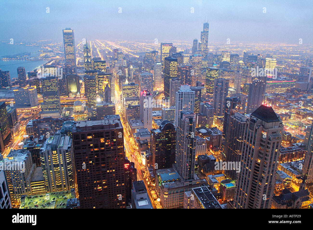 Vista di Chicago in Illinois e Michigan Ave a notte Foto Stock