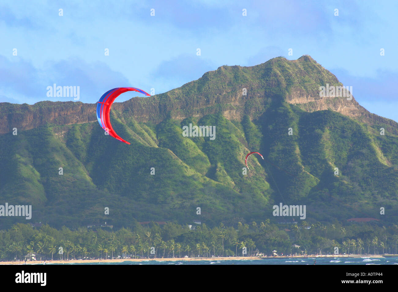 Kiteboard kite nella parte anteriore della testa di Diamante il cratere vulcanico di Waikiki di Oahu Honolulu Hawaii Stati Uniti Foto Stock