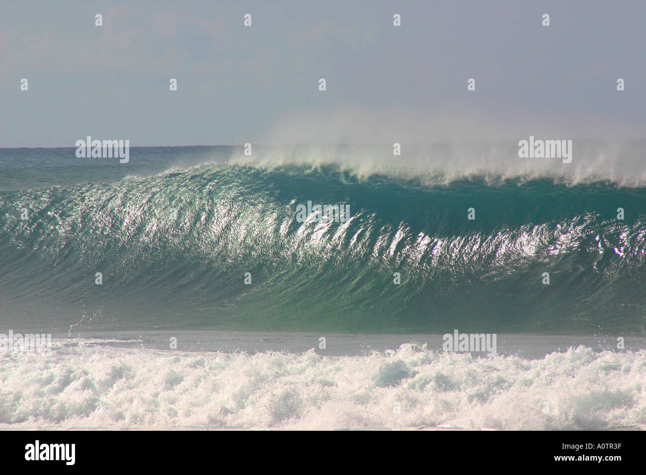 Enorme parete di onda di acqua prima che esso si blocca Foto Stock