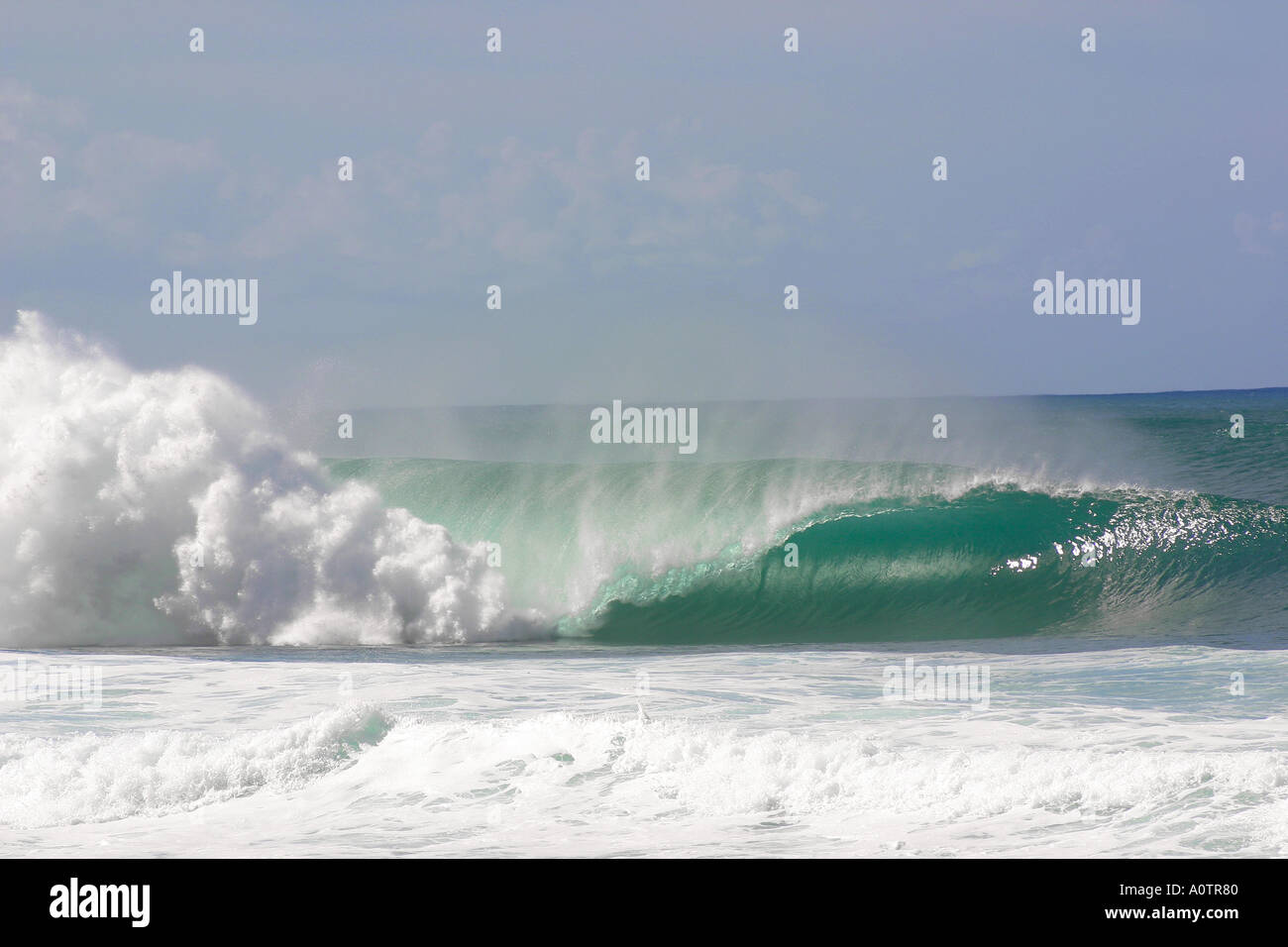 Massiccia ondata di ricci in un tubo di schiantarsi sulla spiaggia di pipeline North Shore Oahu Hawaii Foto Stock
