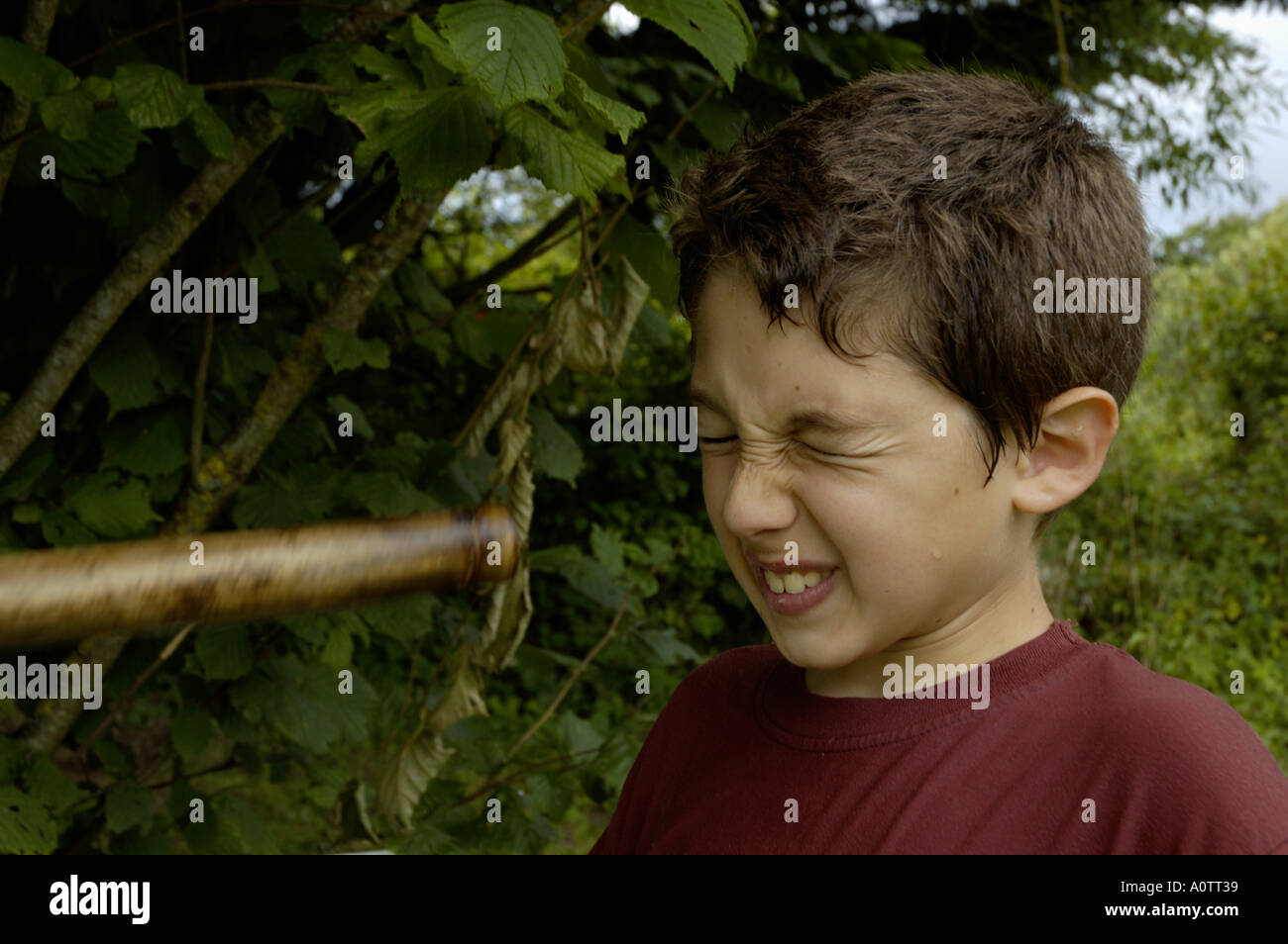 Giovane ragazzo giocando con bambù pistola ad acqua Foto Stock