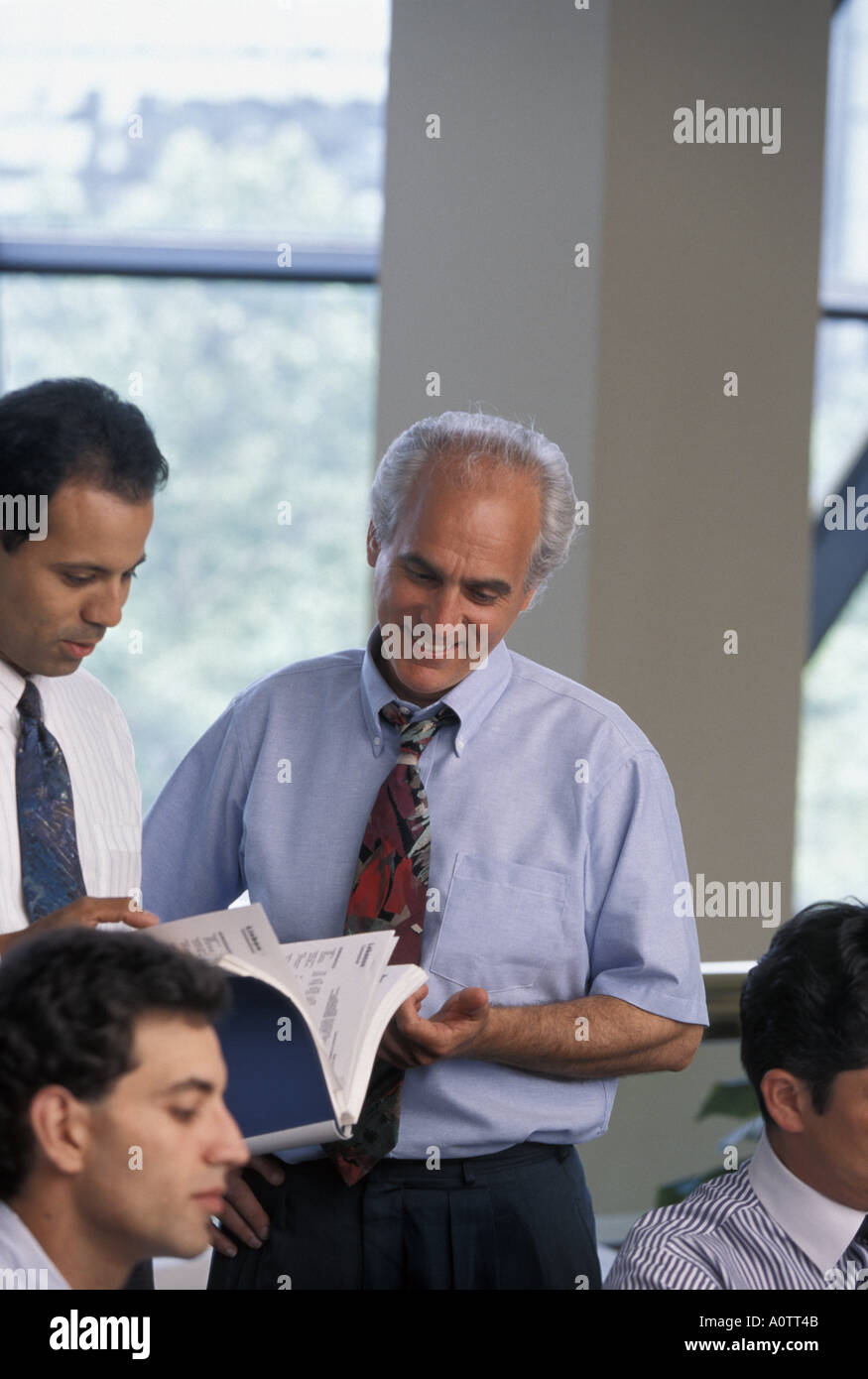 Il lavoro di squadra tra ispanici e i dirigenti del Caucaso la pianificazione di un affare di lavoro Foto Stock