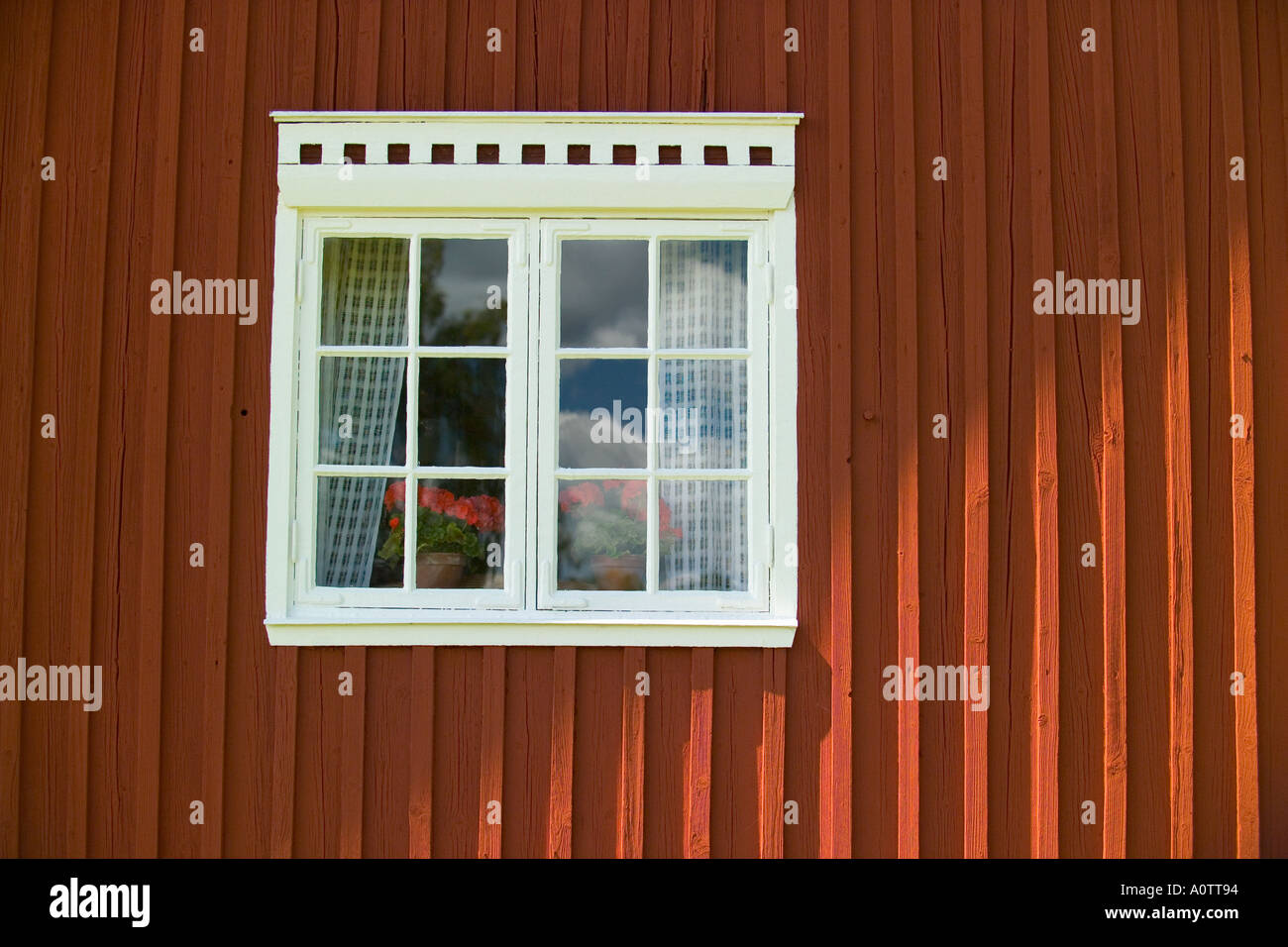 Finestra di una tradizionale casa finlandese a Kvarntorp vicino Torsby nella contea di Varmland Svezia Foto Stock