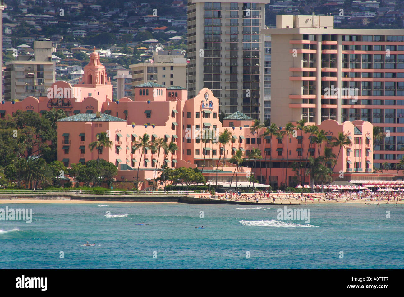 Il Royal Hawaiian Hotel e di fronte alla spiaggia di Waikiki Hawaii Oahu Foto Stock