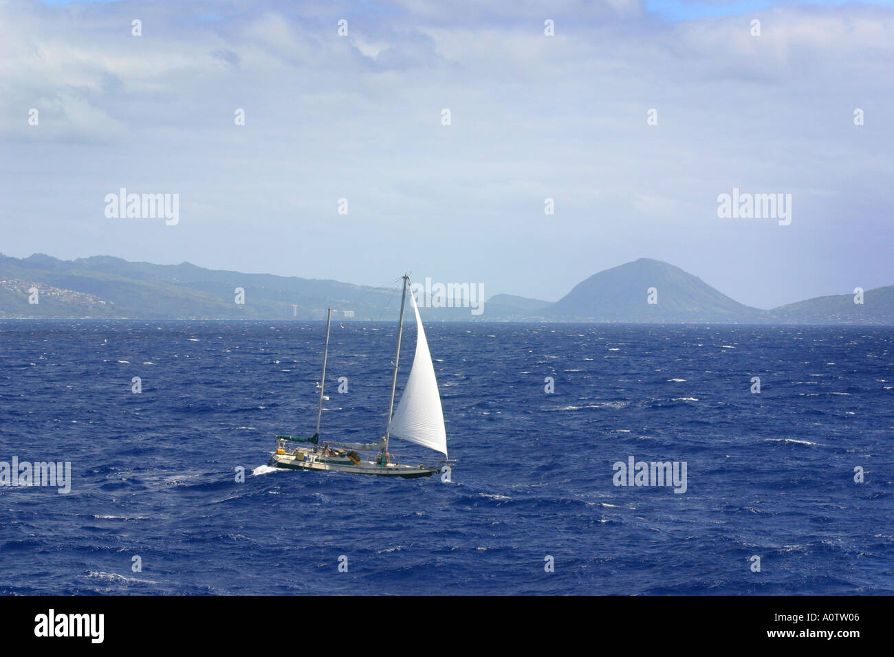Barca a vela sul'oceano off Oahu, Hawaii Foto Stock
