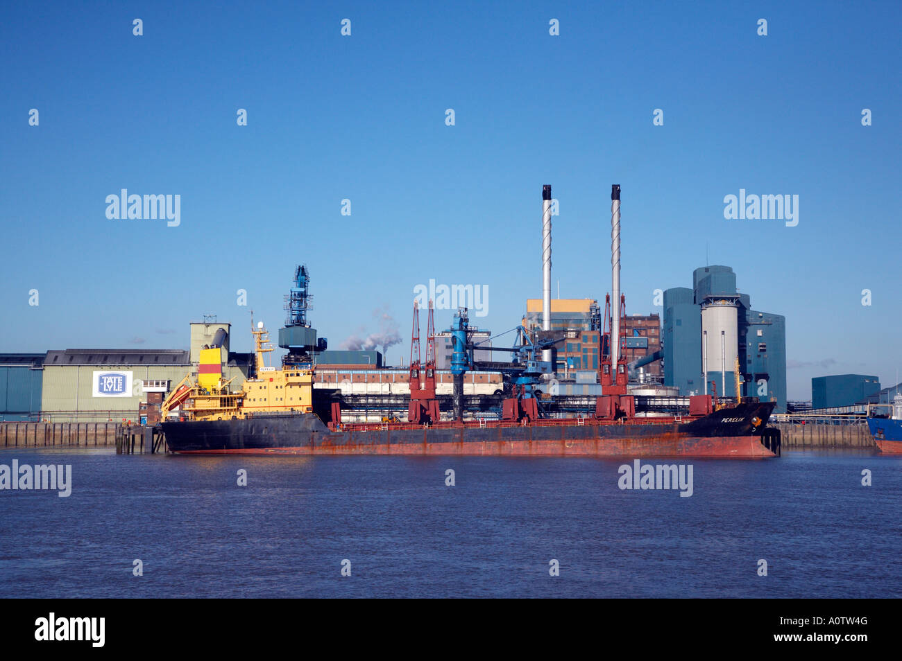 Off il caricamento di canna da zucchero a Tate and Lyle Silvertown fabbrica sul Fiume Tamigi Foto Stock