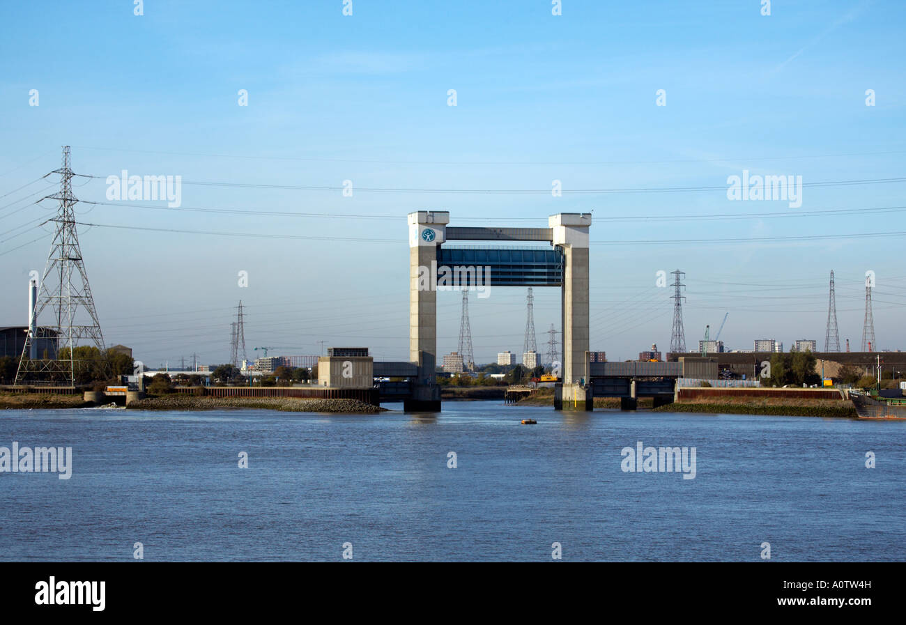 L'Agenzia per l'ambiente Flood Barrier in corrispondenza della bocca di Barking Creek nella sua giunzione con il fiume Tamigi Foto Stock