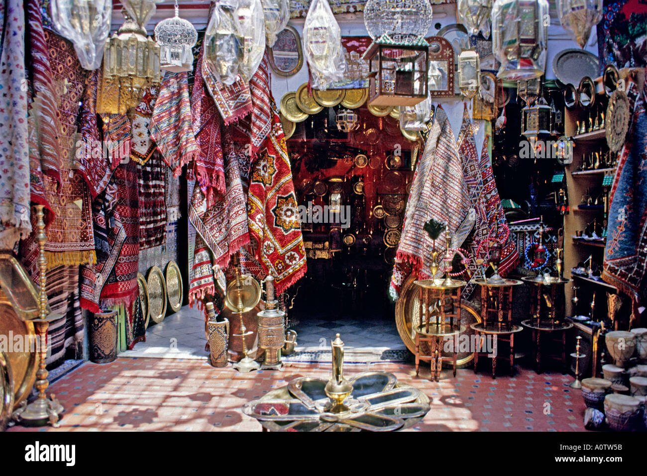 AFRICA MAROCCO TANGERI Negozio di souvenir e un negozio di artigianato la Kasbah di vecchi Tangeri Foto Stock