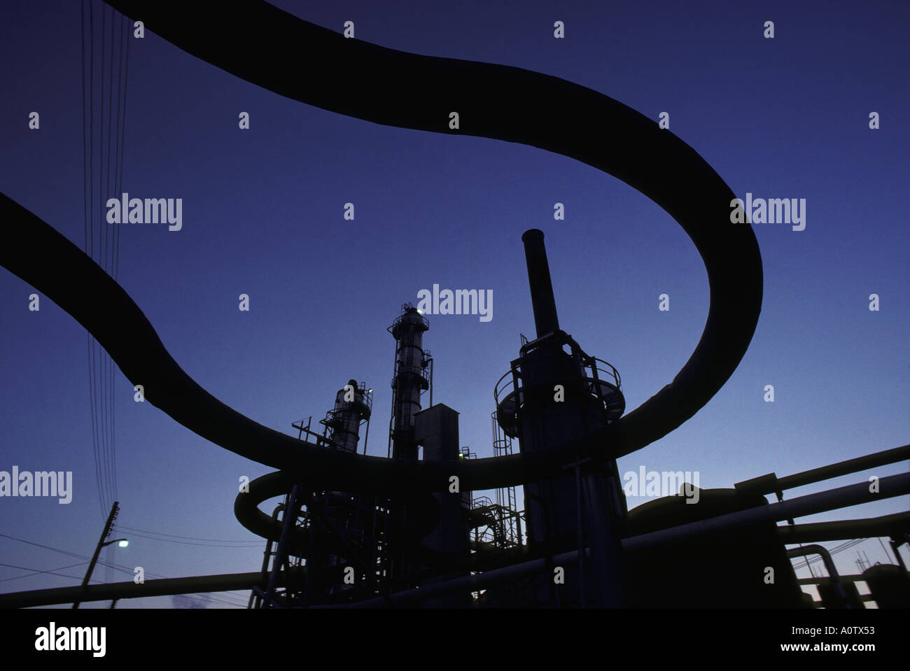 Foto drammatiche per il frazionamento di torri e tubo in corrispondenza di una raffineria di petrolio Foto Stock
