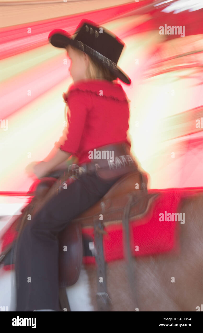 Ragazza che indossa il cappello da cowboy su pony ride New Mexico State Fair di Albuquerque, Nuovo Messico, USA, America del Nord Foto Stock