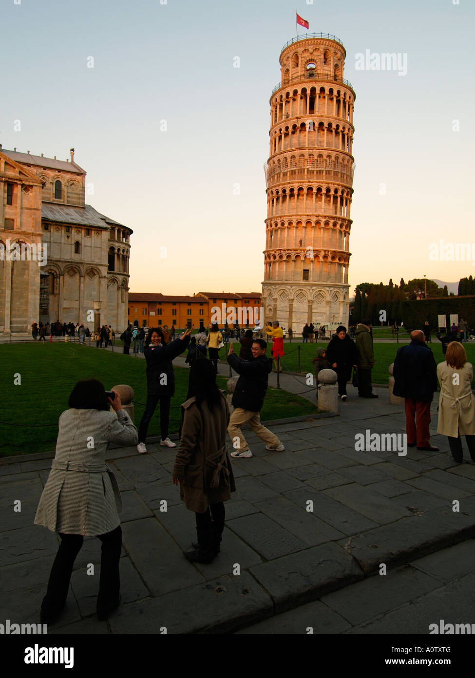 I turisti di prendere una foto digitale foto con la famosa torre pendente Torre pendente di Pisa Toscana Italia Campo dei Miracoli Foto Stock