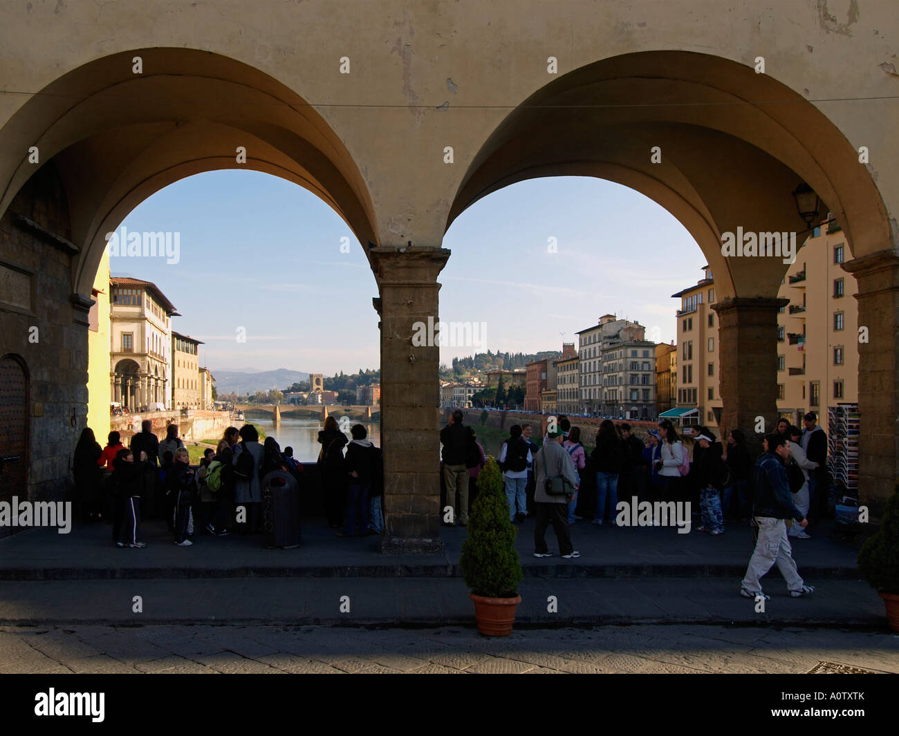 I turisti che cercano a Firenze dal Ponte Vecchio vecchio ponte che attraversa il fiume Arno Firenze Toscana Italia Foto Stock