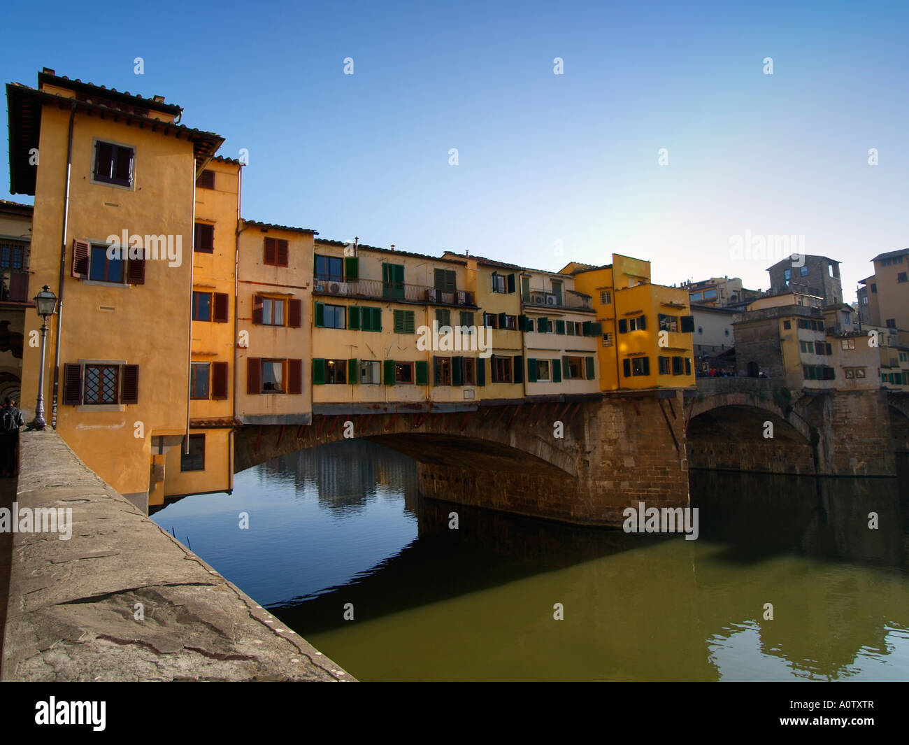 Il famoso Ponte Vecchio a Firenze Toscana Italia il ponte risale al 1345 Foto Stock