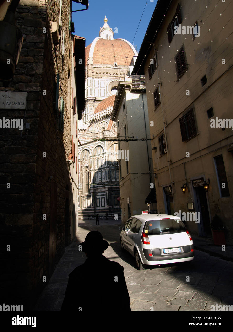 Via della Canonica che conducono verso il Duomo con il profilarsi l'uomo con il cappello Firenze Toscana Italia Foto Stock