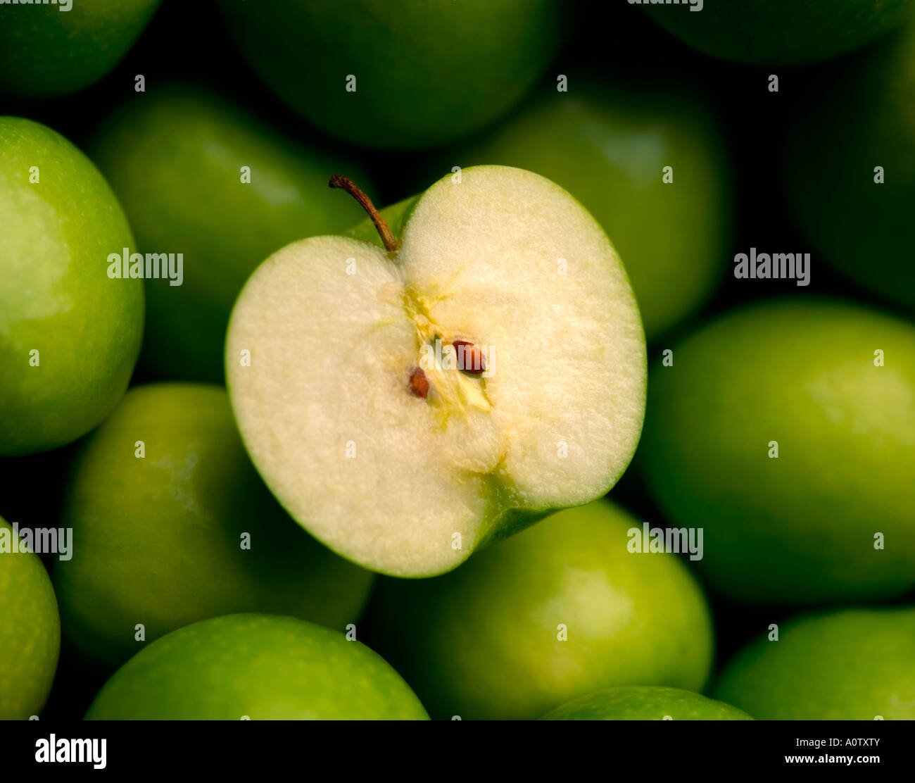 Tagliare le mele verdi Foto Stock