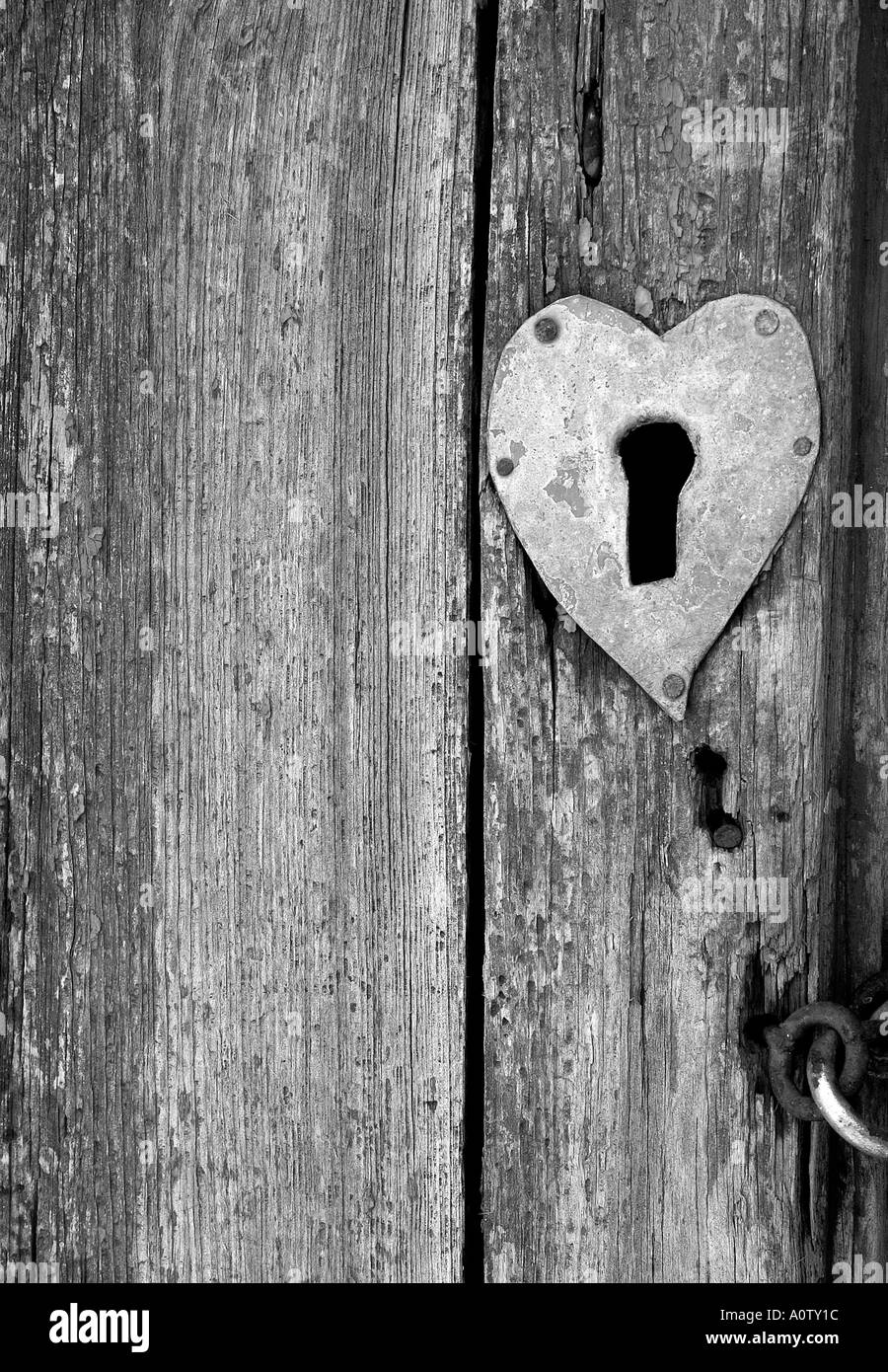 A forma di cuore nel buco della serratura porta della chiesa Foto stock -  Alamy