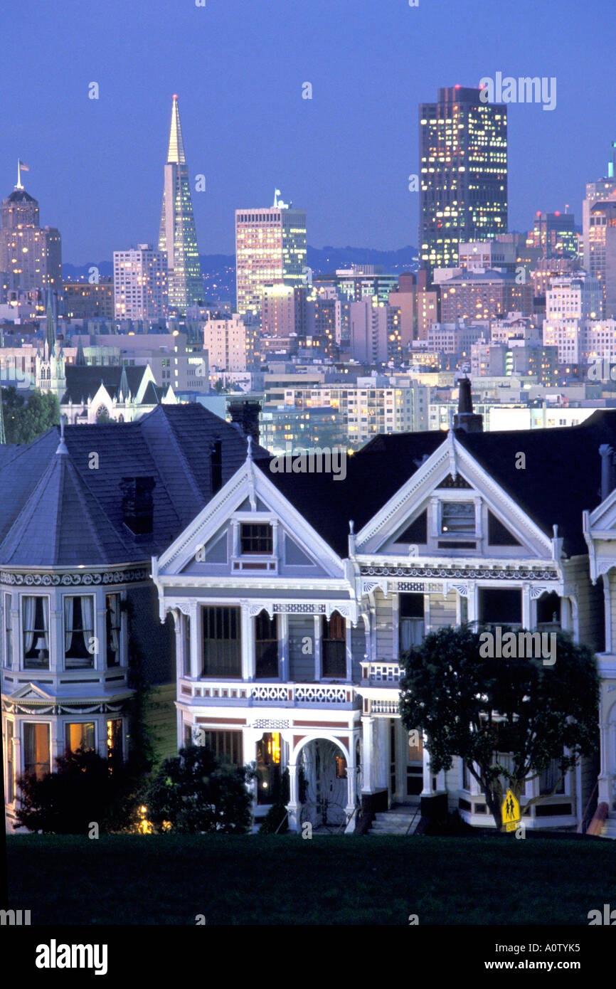 Vecchie case in stile vittoriano chiamato il Painted Ladies e dello skyline di San Francisco in California Foto Stock