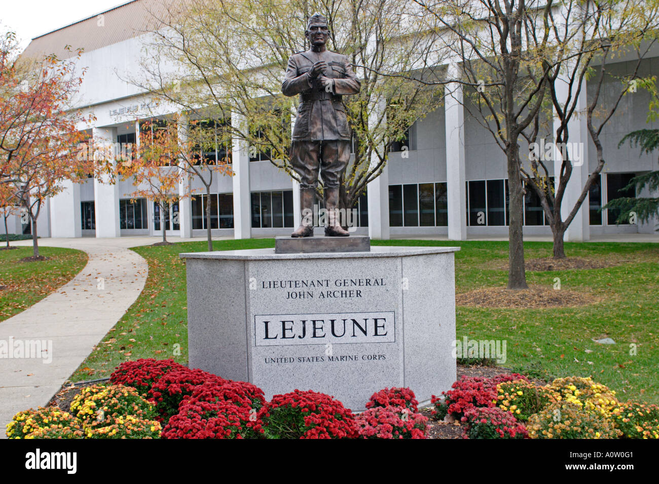 Lejeune statua che si trova nella parte anteriore del Lejeune fisica centro educativo Foto Stock