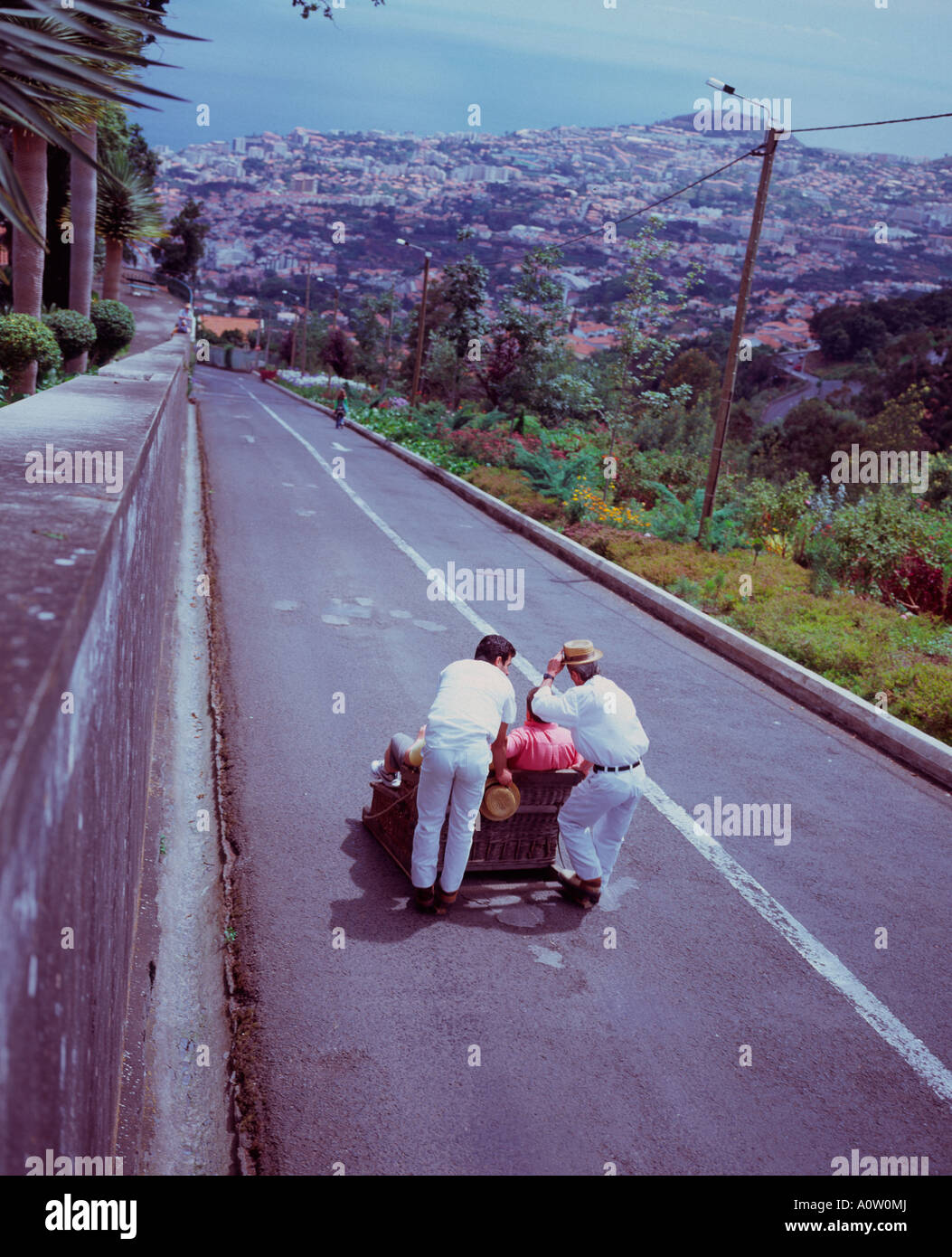 I turisti tenendo la discesa in slittino dal Monte a Funchal, Madeira, Portogallo Foto Stock