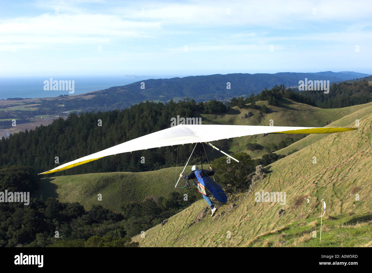 Il deltaplano para-marinai scorrevolezza nonostante l'aria sopra le colline di Marin County Foto Stock