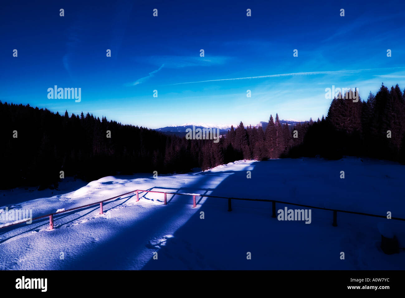 Panorarama paesaggio paesaggio di montagna con la neve e il cielo molto liscio blu con particolari colori e nuvole di gioco Foto Stock