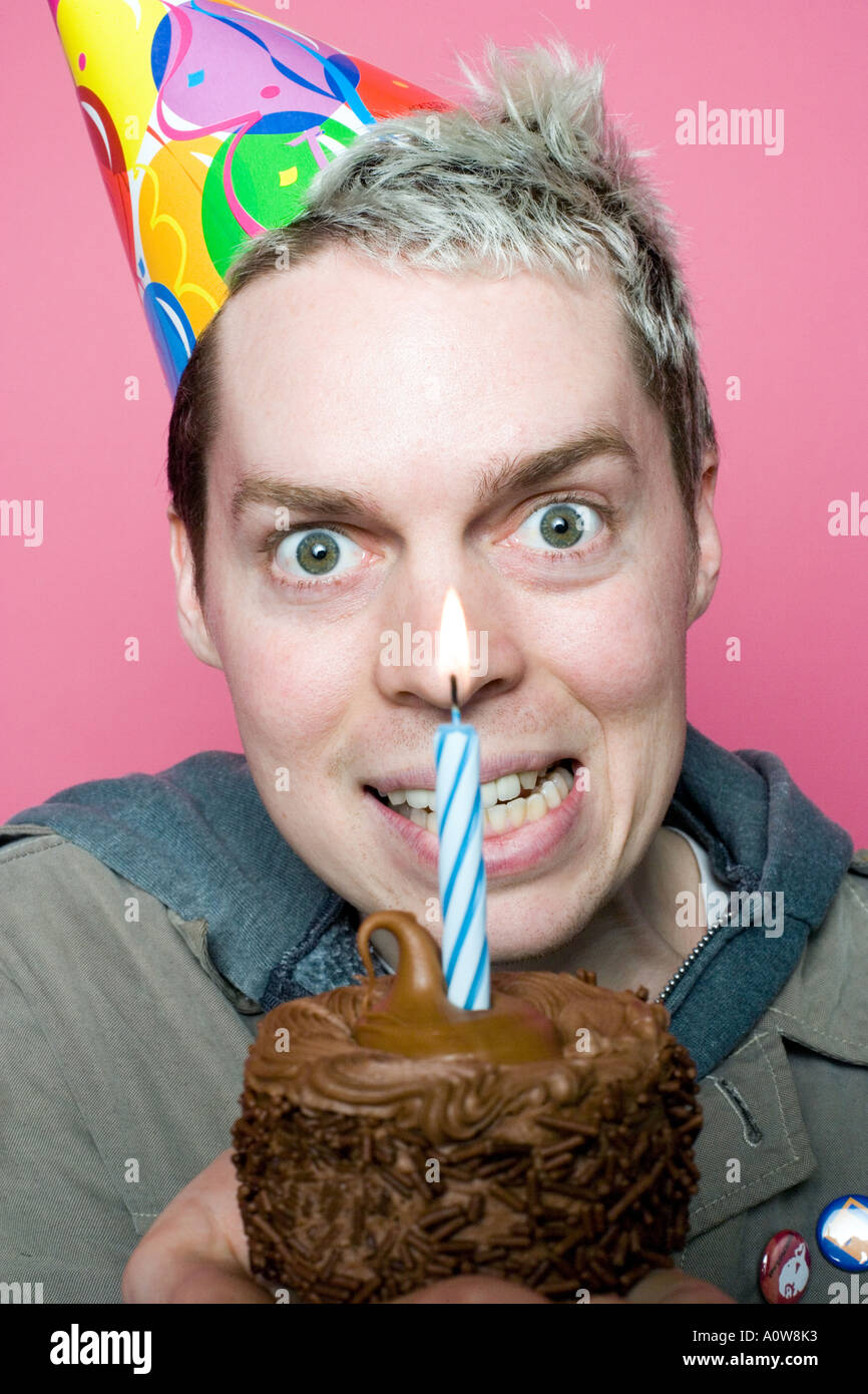 Ritratto uomo caucasico con torta di compleanno Foto Stock