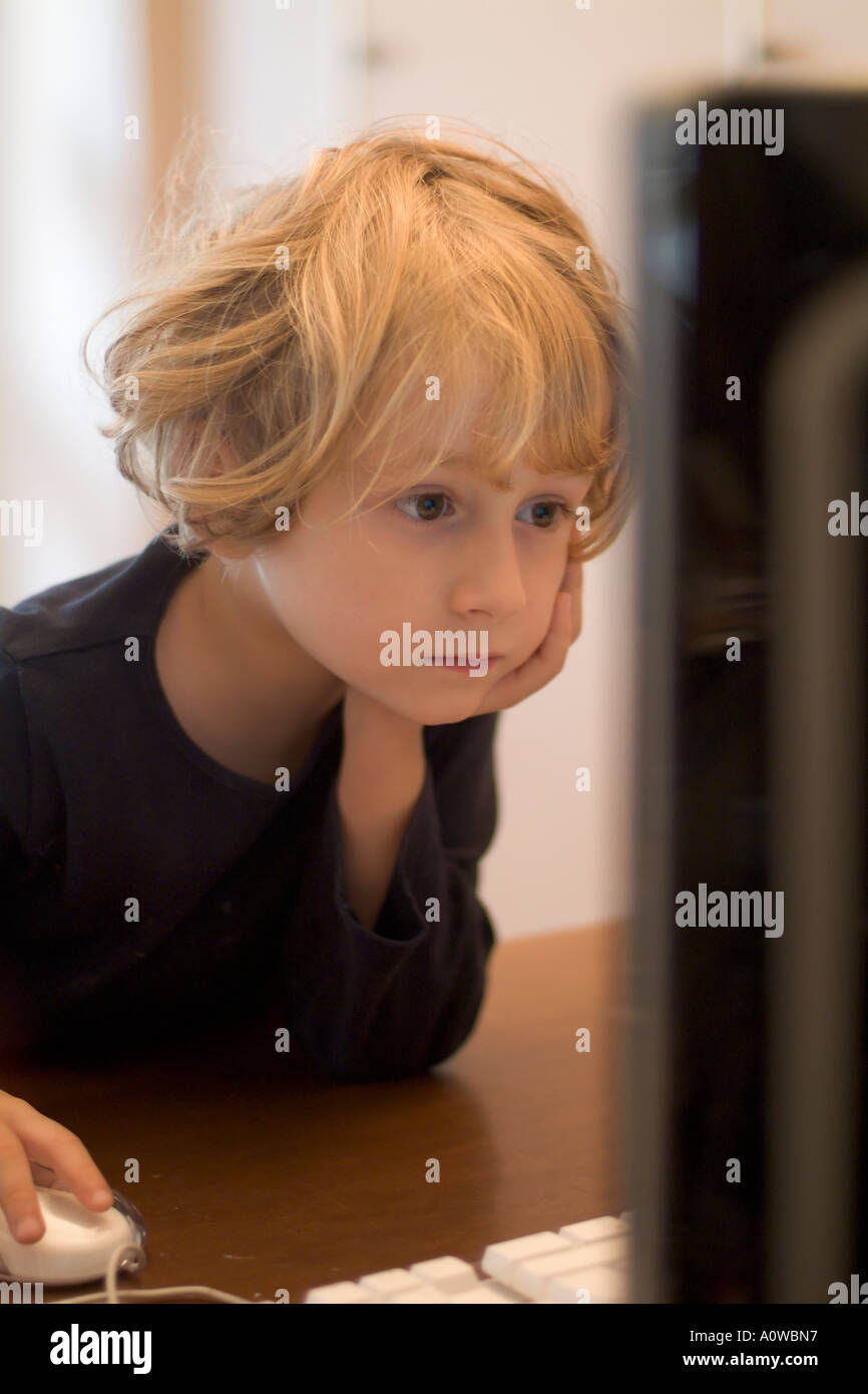 Bambina utilizzando un computer desktop a casa. Foto Stock