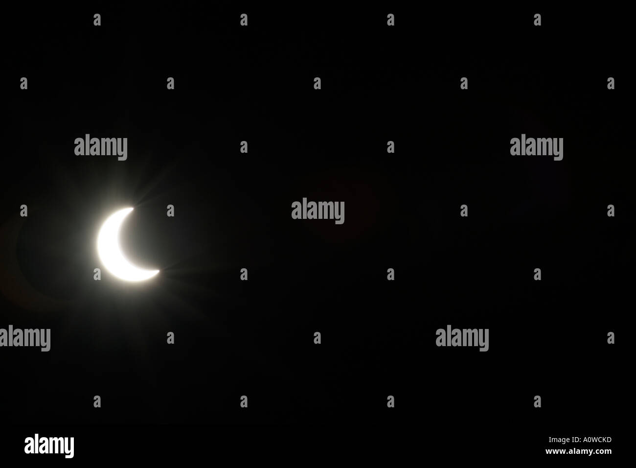 Eclissi solare / mezza o falce di luna nel cielo notturno. Foto Stock
