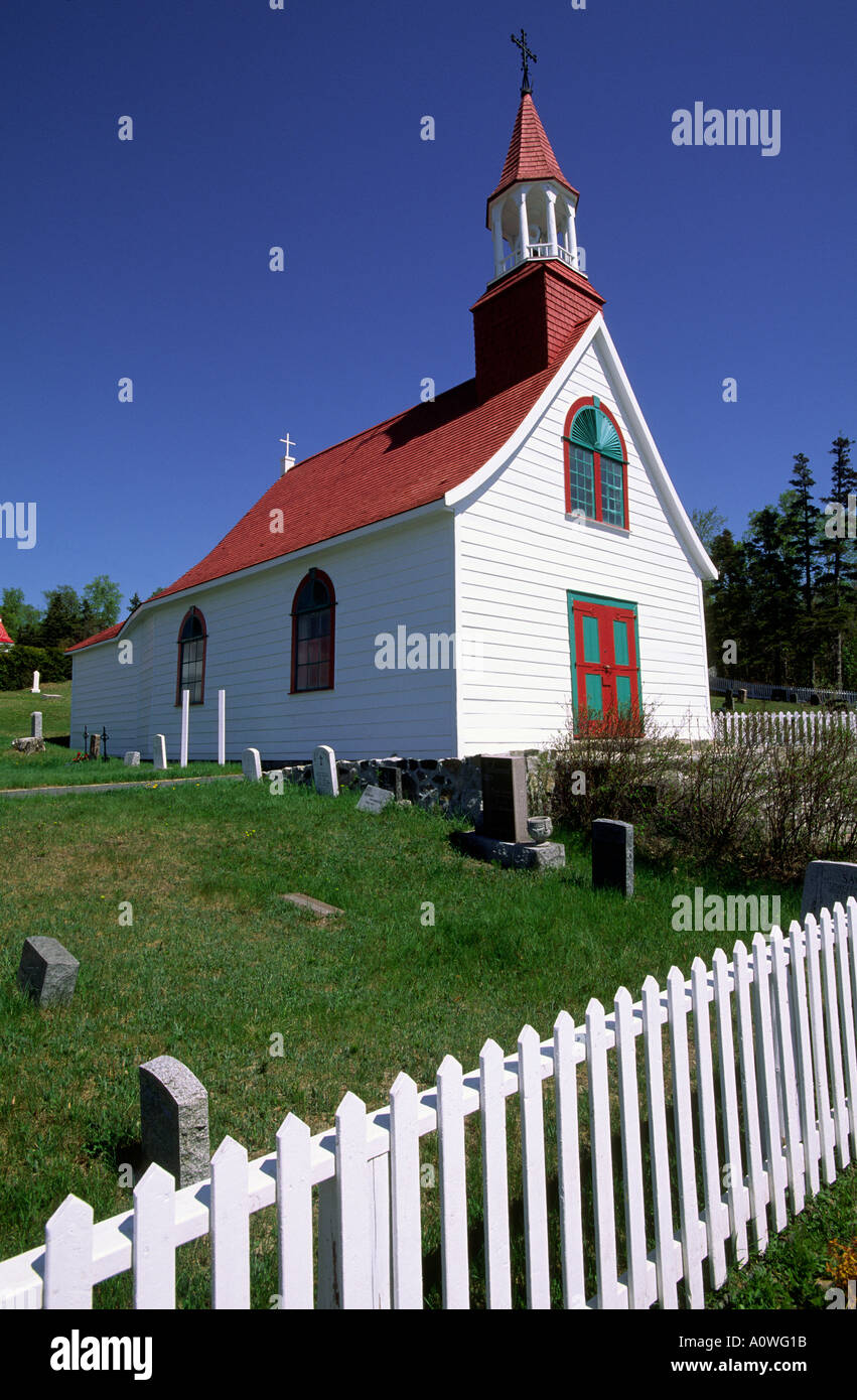 Una pittoresca chiesa bianca white Picket Fence e grave yard Québec Canada Foto Stock