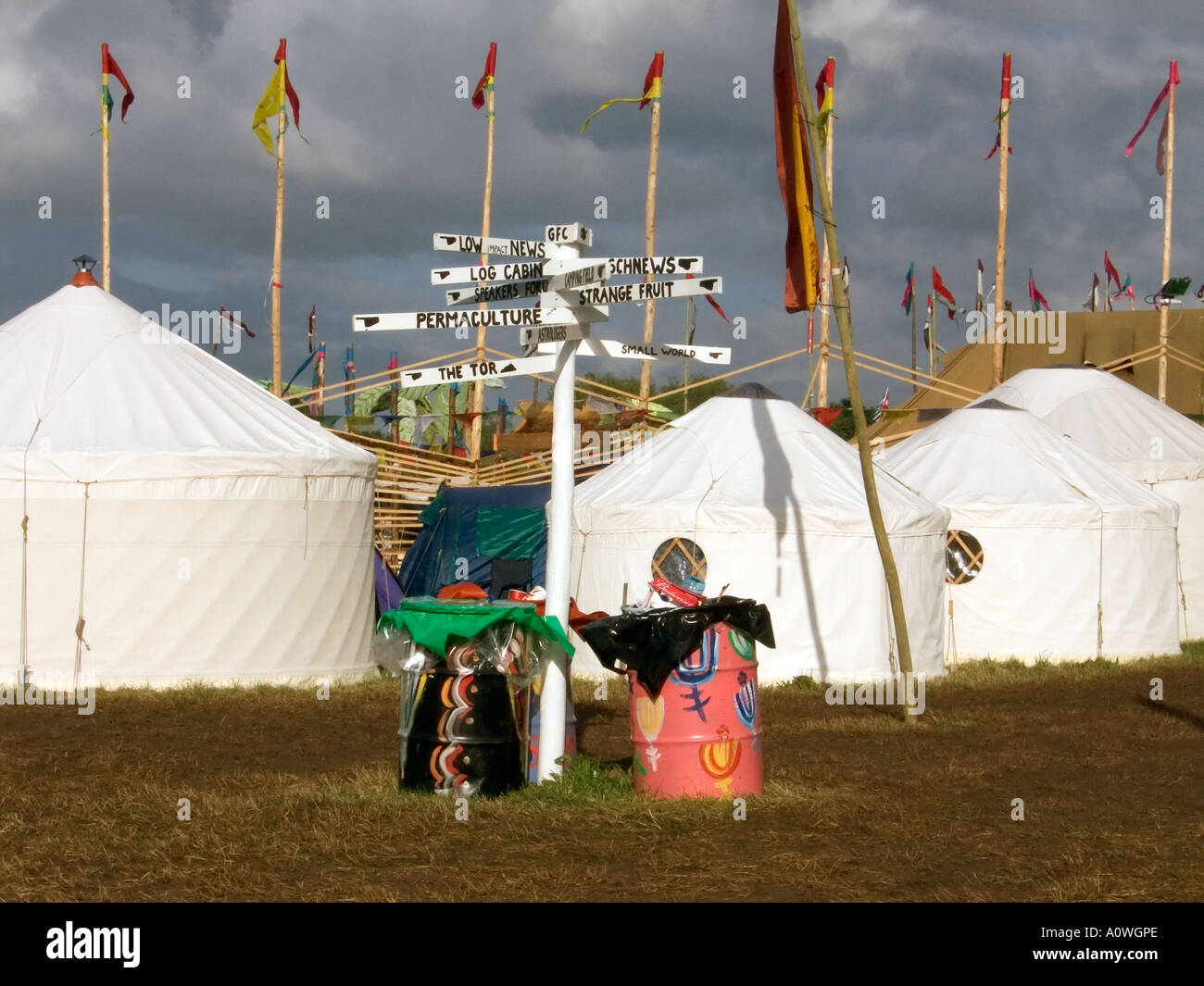 Yurta, segnaletica e bidoni della spazzatura a Glastonbury festival 2004 Foto Stock