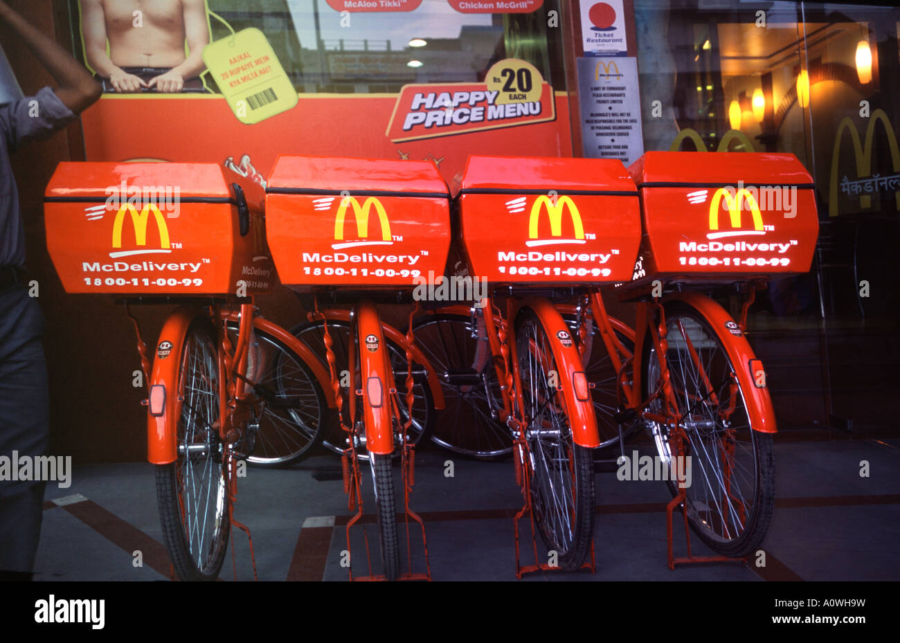 Le biciclette utilizzate per la consegna a domicilio al di fuori del  ristorante McDonalds sulla Chandi Chowk a Delhi Foto stock - Alamy