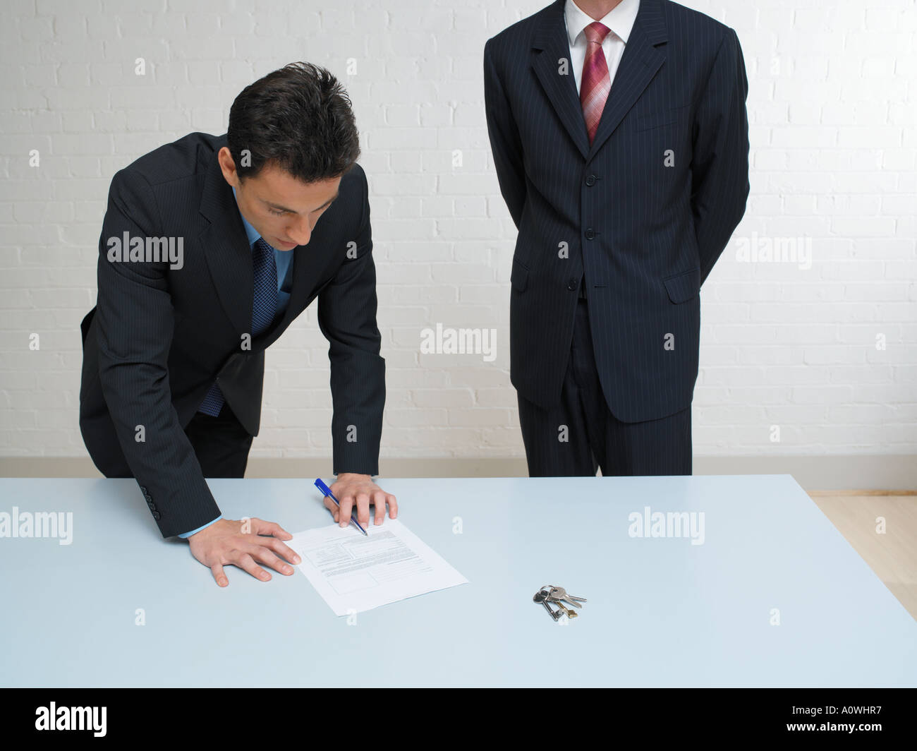 L'uomo la firma di un contratto Foto Stock