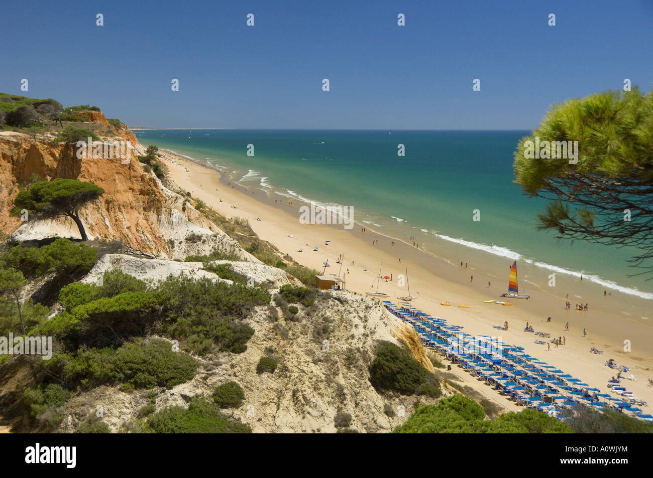 Il Portogallo Algarve, Praia da Falésia nei pressi di Albufeira, dallo Sheraton Hotel Foto Stock