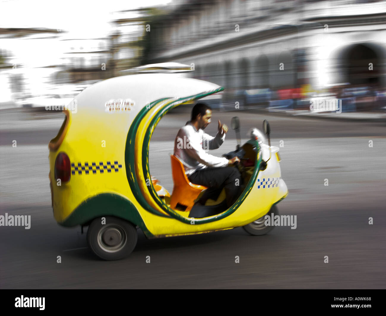 Cuba havana velocizzando il coco-taxi Foto Stock