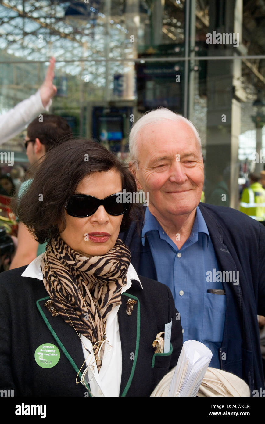 Bianca Jagger e Tony Benn che arrivano per la guerra anti dimostrazione in Manchester Foto Stock