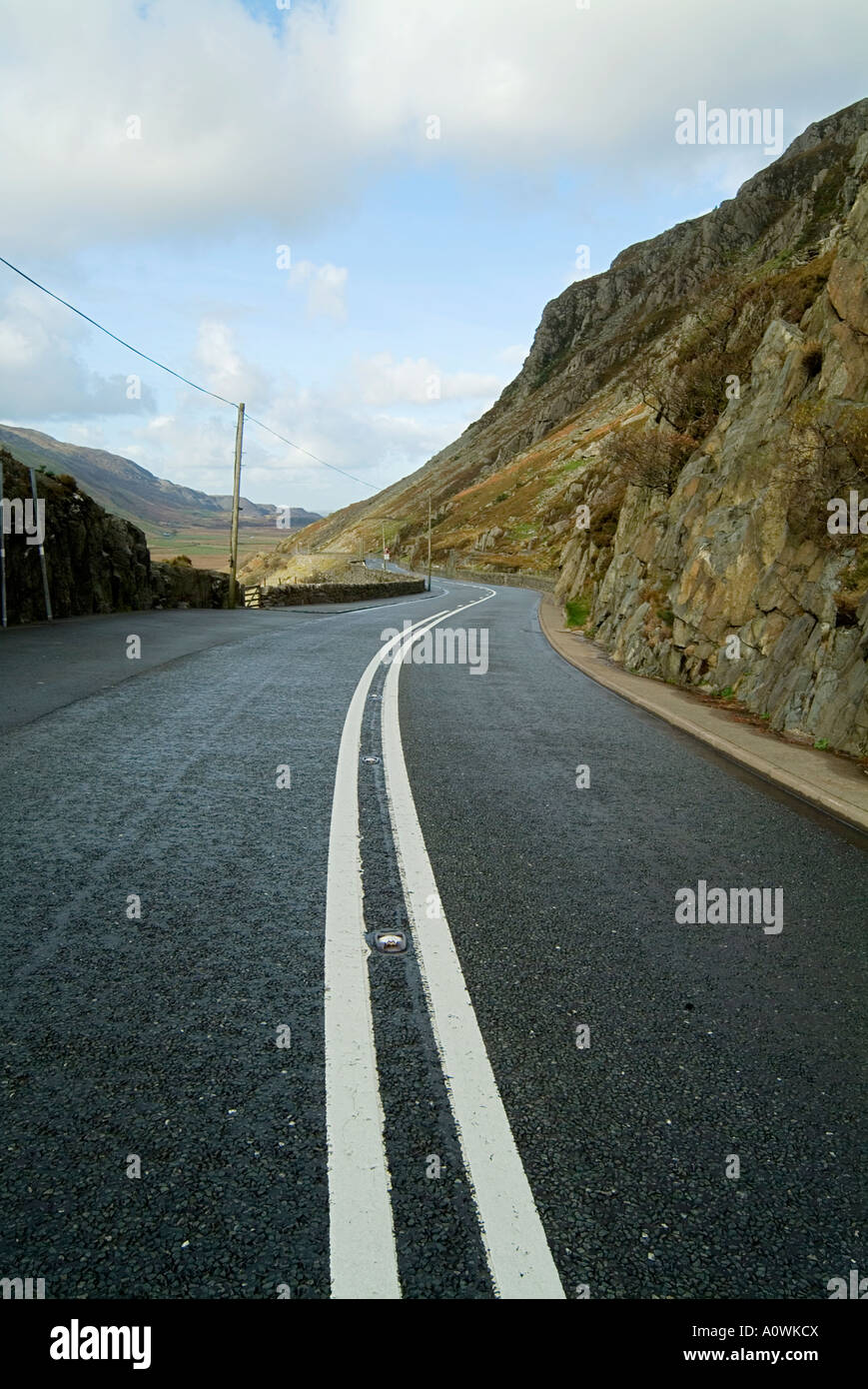 Doppia bianca linee al centro dell'A5 a Londra a Holyhead Road nel Nant Ffrancon passano in Snowdonia Galles del Nord Foto Stock