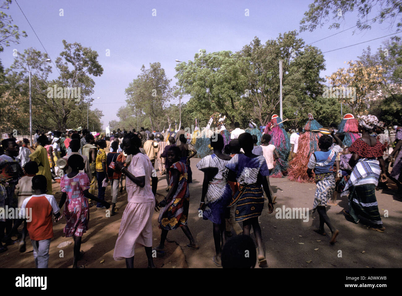Bobo Dioulasso del Burkina Faso celebrazione culturale e ballerini in costume Foto Stock