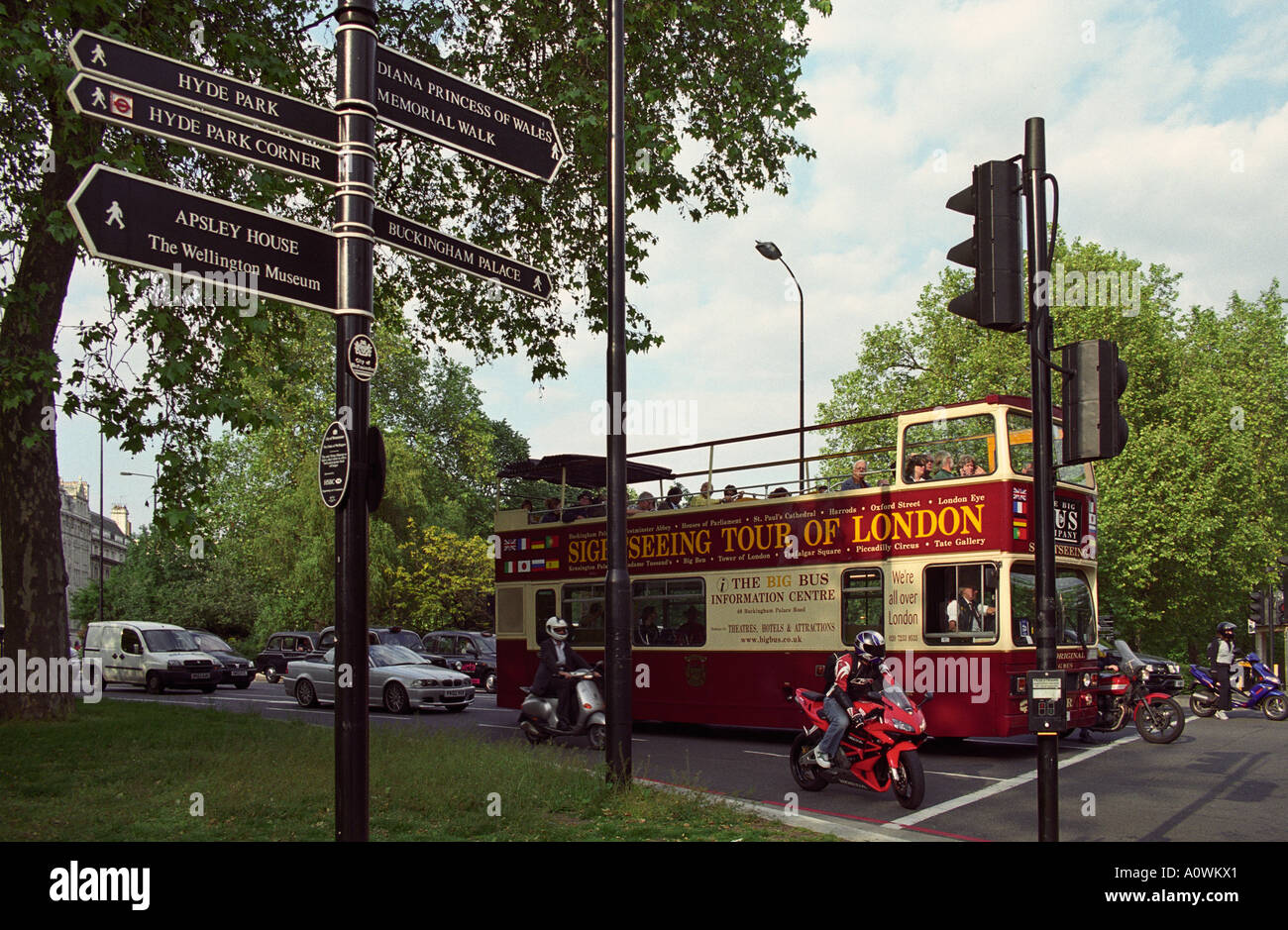 Inghilterra Londra tour bus e cartello turistico post a Hyde Park Corner Foto Stock