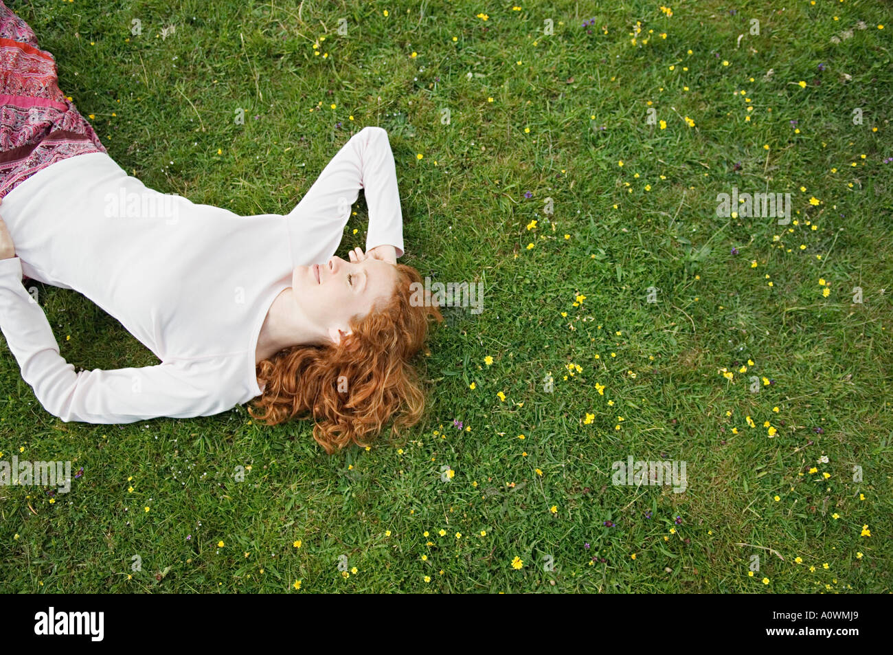 Donna che dorme in un campo Foto Stock