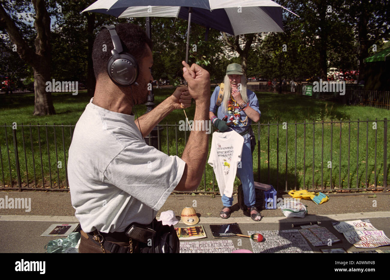 Regno Unito, Inghilterra, Londra. Attivista hippy e passerby eccentrico a Speaker s Corner in Hyde Park Foto Stock