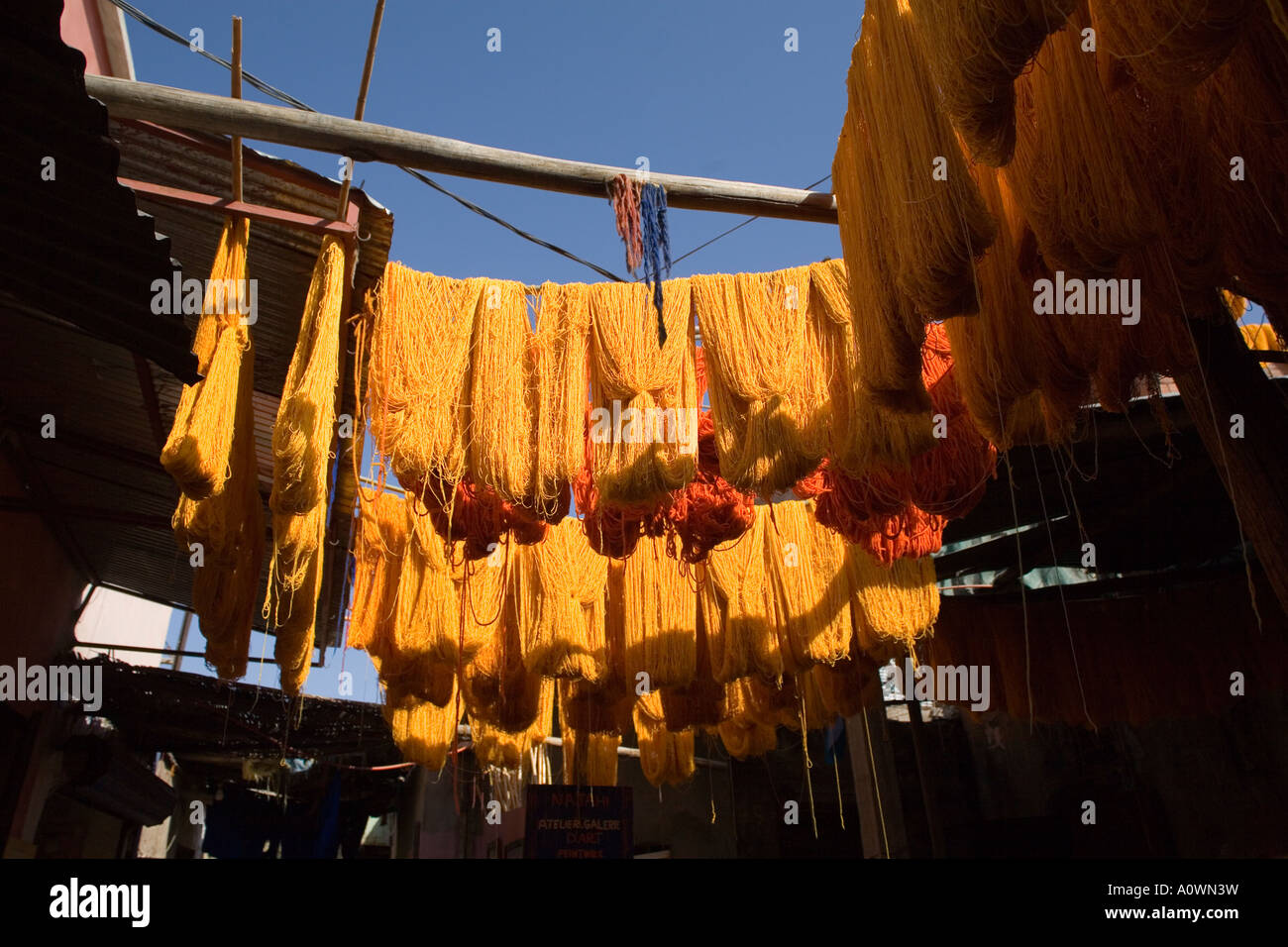 Tessuto tinto essiccamento a Dyers souk di Marrakech marocco Foto Stock