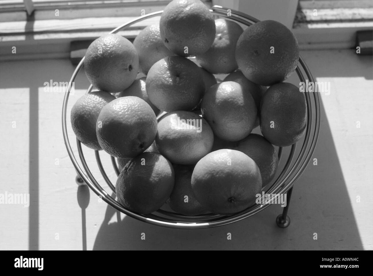 Ciotola di arance in bianco e nero Foto Stock