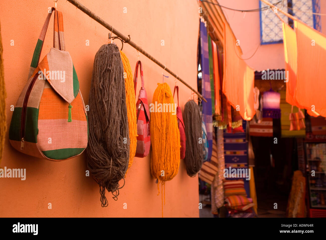 Tessuto tinto essiccamento a Dyers souk di Marrakech marocco Foto Stock