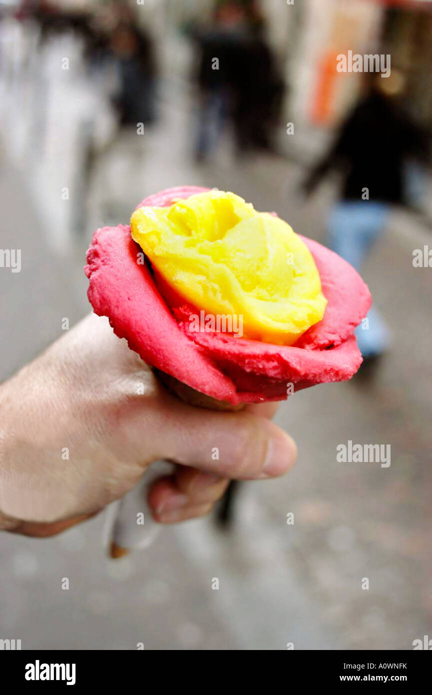 Parigi Francia maschio mano azienda gelato italiano da "gelati d'Alberto' Store in forma caratteristica di una rosa sorbetto congelati Foto Stock